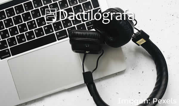 teclado de notebook y auriculares - qué es una desgrabación