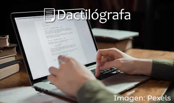 persona tipeando un texto en una notebook - qué es ortotipografía