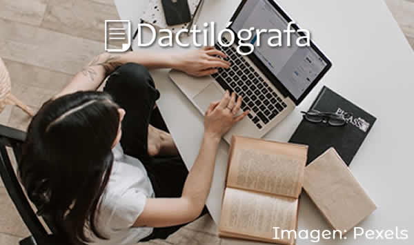 una mujer copiando textos en una notebook qué es una transcripción